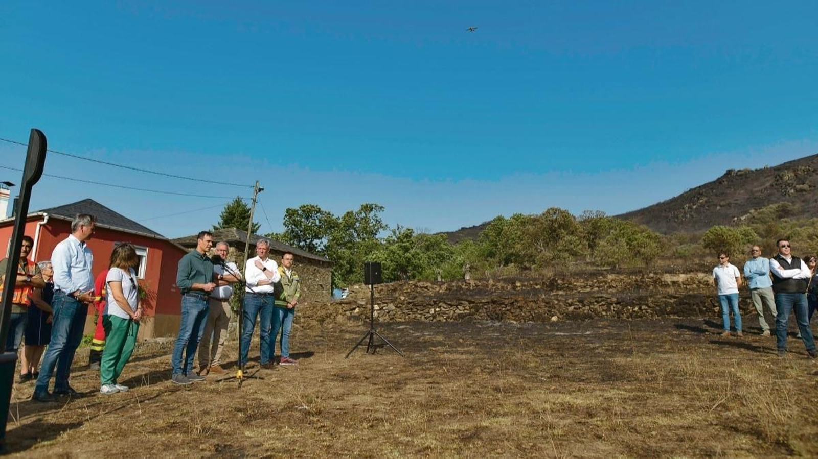 Pedro Sánchez, Alfredo García y Alfonso Rueda, ayer en Valdeorras.