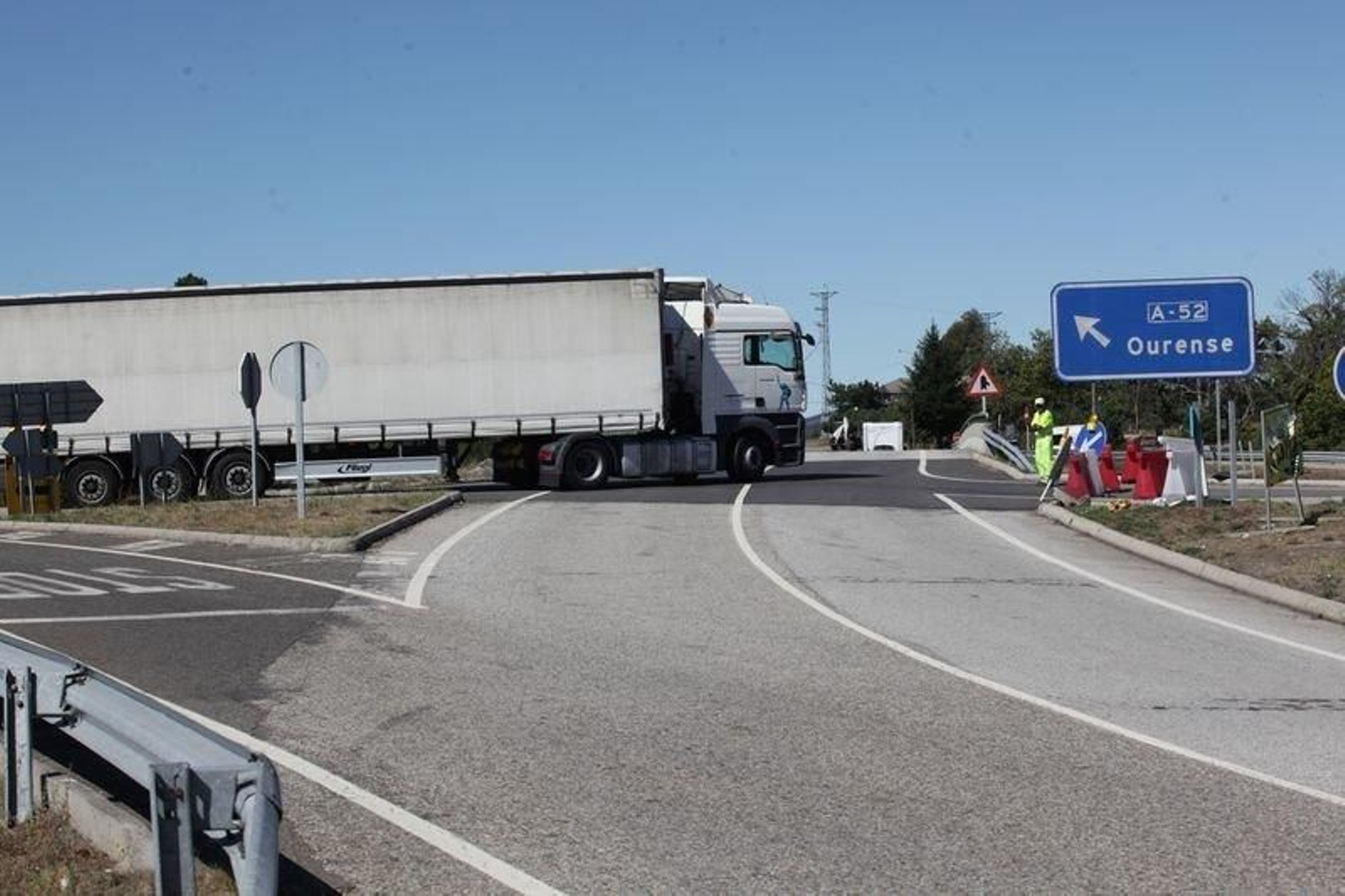 Pentes. A Gudiña. 13-09-2017. Camión atrapado por un desvío confuso. Paz