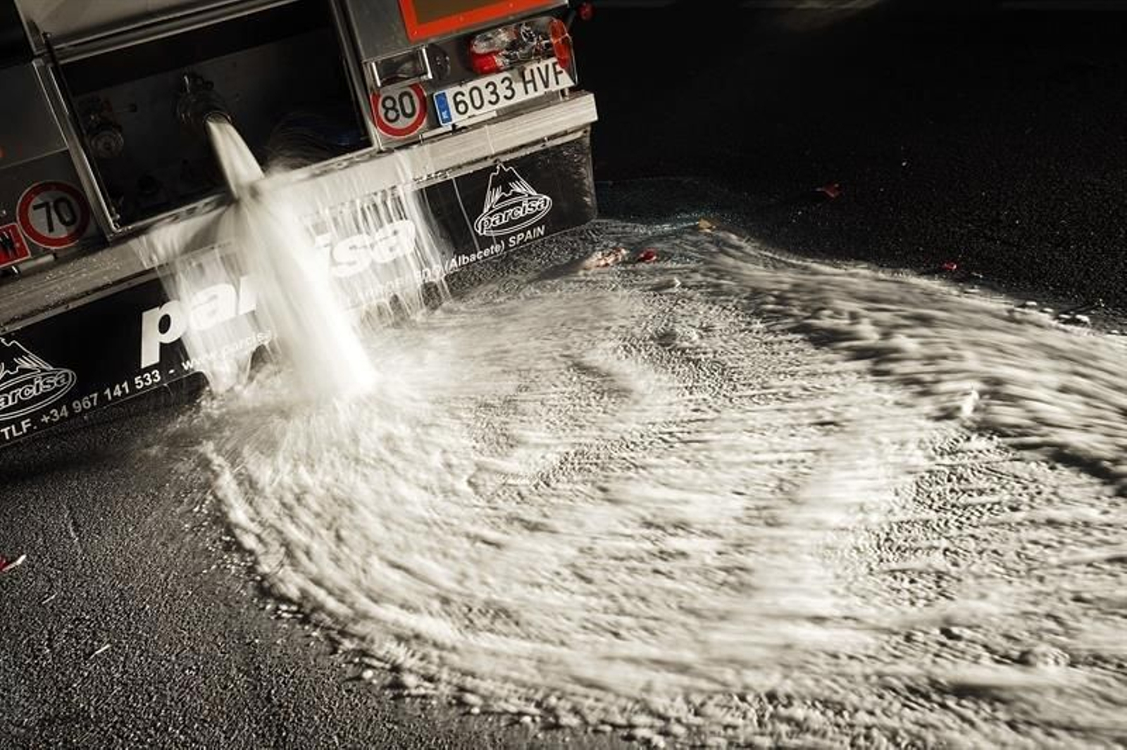 Un camión de Reny Picot vierte su carga de leche la pasada madrugada en la localidad lucense de Rábade.