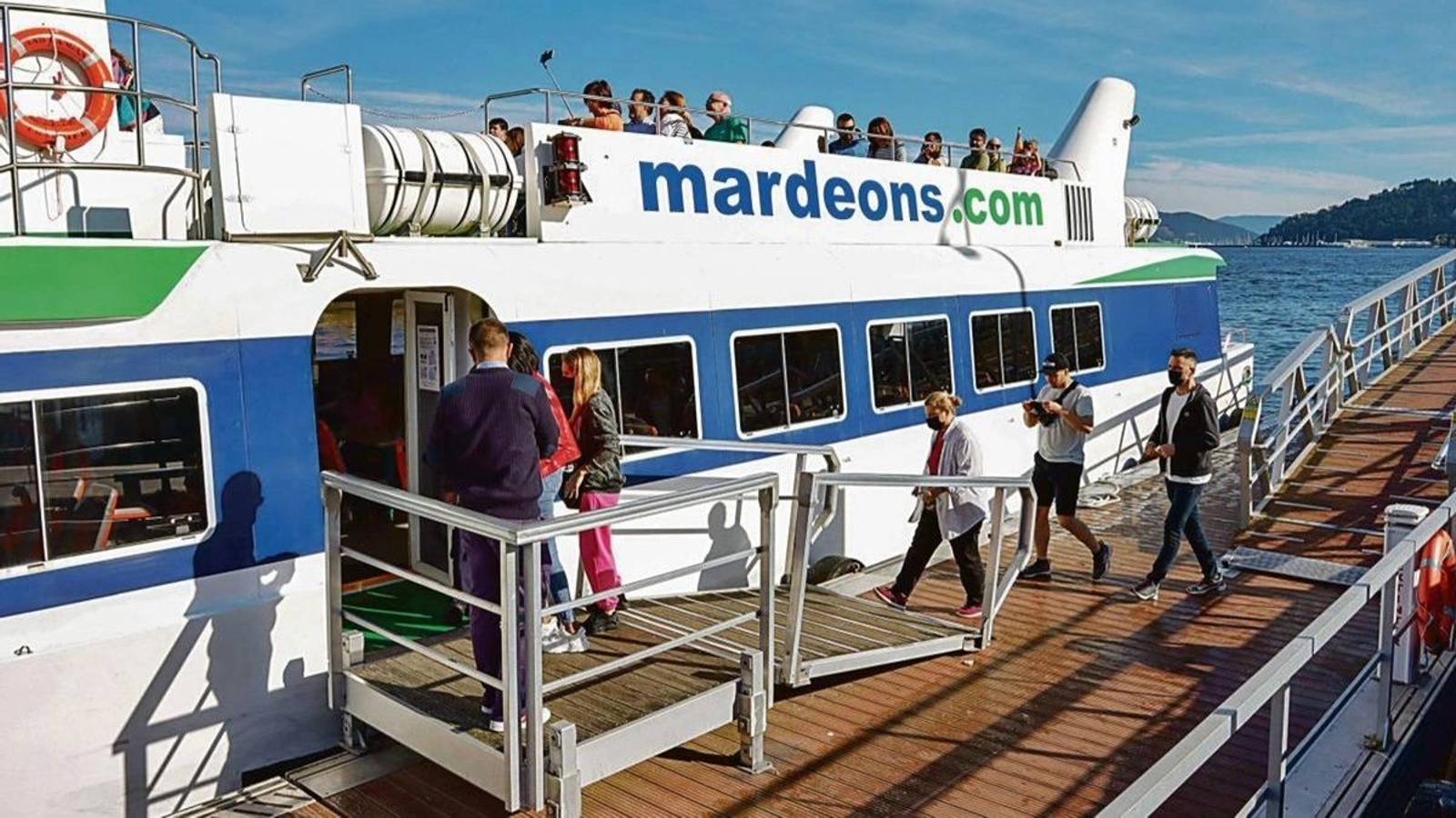 Imagen de archivo de usuarios del barco entre Vigo y O Morrazo, embarcando desde el puerto vigués.