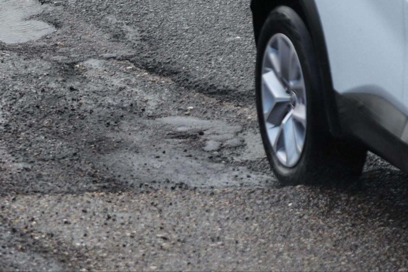 Un bache en la A-55.