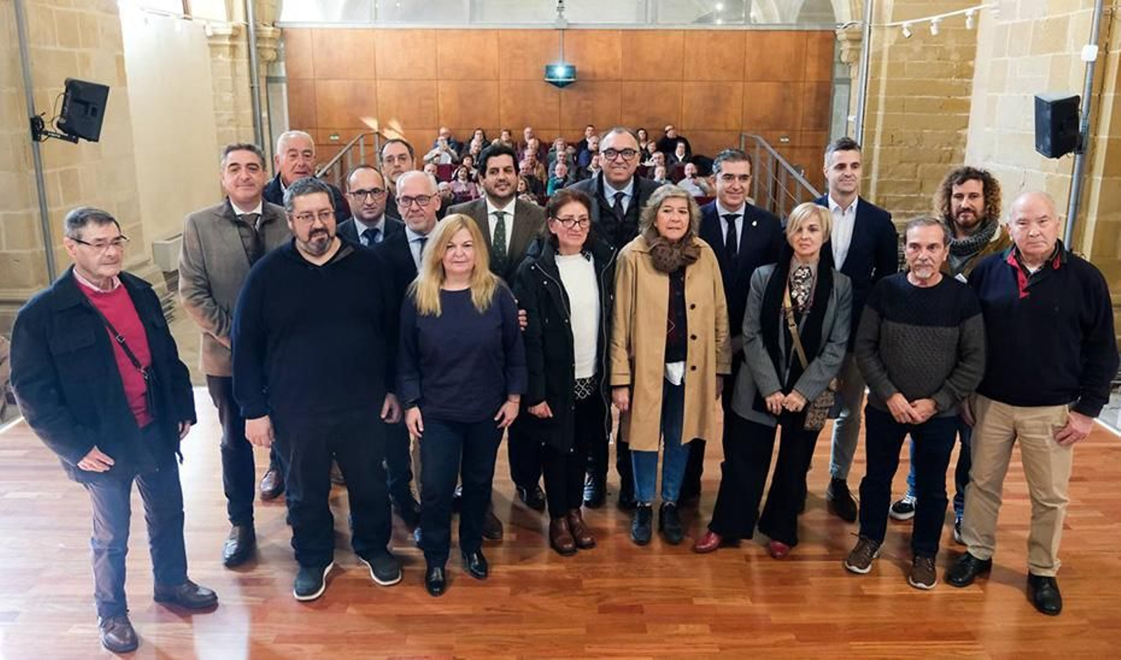 Emigrantes y retornados con las autoridades de la Junta de Andalucía durante el encuentro