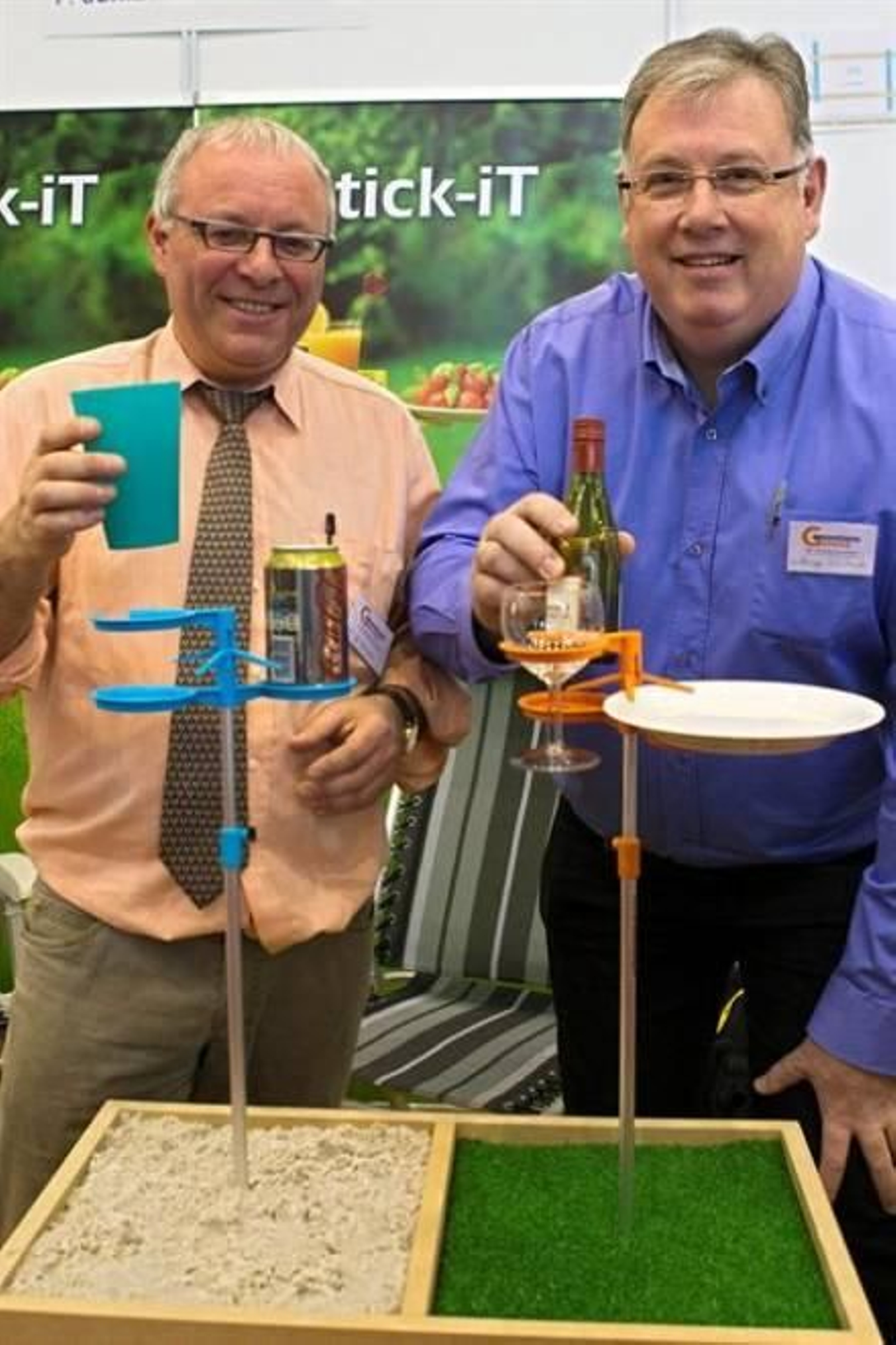 Los belgas Caarl De Rooster (i) y Philippe Schiettecatte (d) presentan su invento, el 'Stick-It', un utensilio plegable, ligero y compacto destinado a sujetar diferentes objetos. Foto: EFE