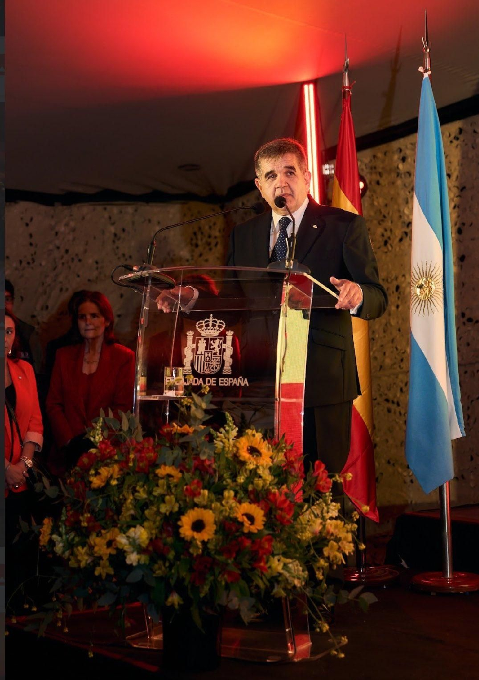 El embajador durante su bienvenida