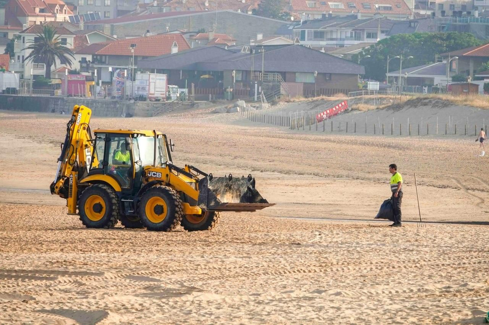 Galería | La resaca de San Xoán 2026 deja toneladas de residuos en Samil y Panxón
