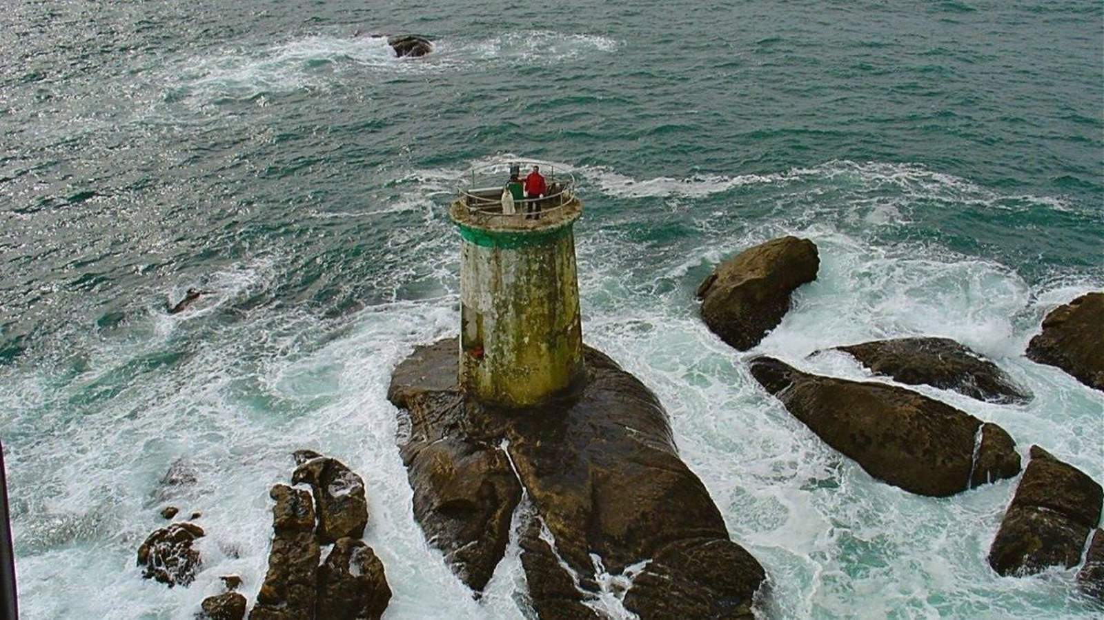 El torrero Luis Martínez, en una de las señales de la Ría, en este caso en las islas Serralleiras, en Nigrán.