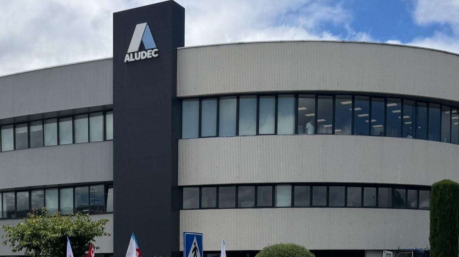 La compañía tiene su sede central en Ponte Caldelas y fabrica anagramas para coches.