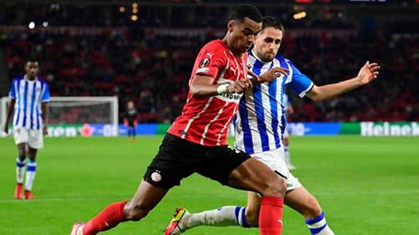 Gapko y Januzaj disputan un balón en el encuentro de ayer.

EFE