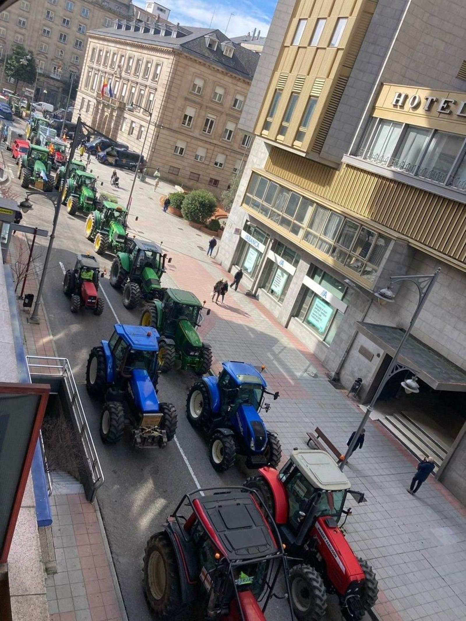 La tractorada vuelve a concentrarse frente a la Subdelegación del Gobierno, en Ourense capital.