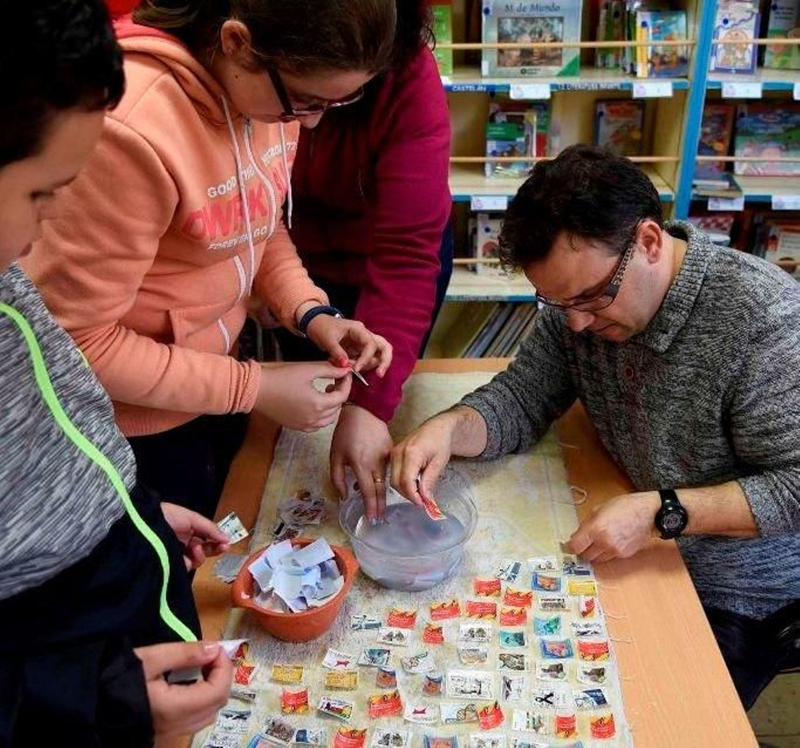 El monitor de filatelia, Juan Carlos,con los alumnos del colegio.