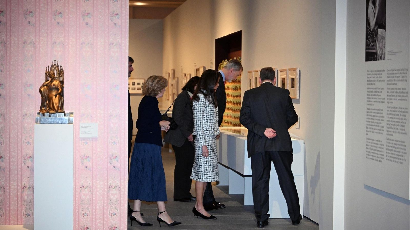 EuropaPress 7141967 rey felipe reina letizia inauguracion exposicion reina victoria eugenia