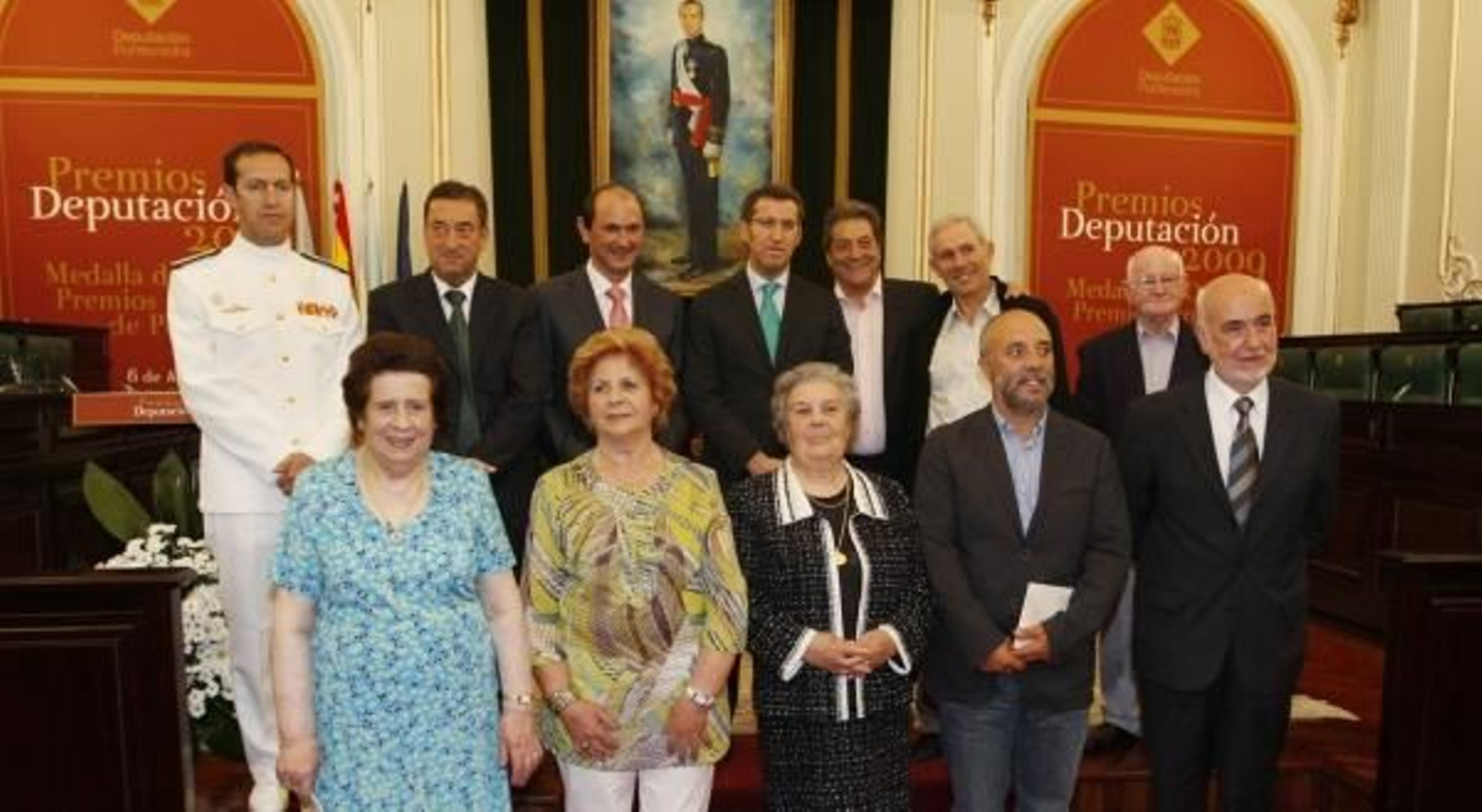 La Diputación de Pontevedra entregó ayer su Medalla de Oro a la Escuela Naval de Marín y los premios de la provincia al actor Sancho Gracia, al Celta Indepo de baloncesto femenino, la bodega Condes de Albarei, las ostreras viguesa de A Pedra y la asociaci