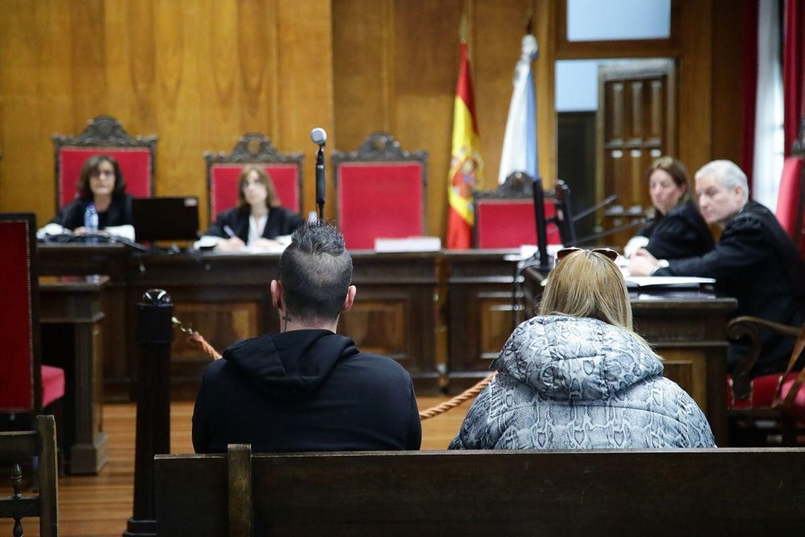 Los dos acusados, en el banquillo de la Audiencia Provincial de Ourense.