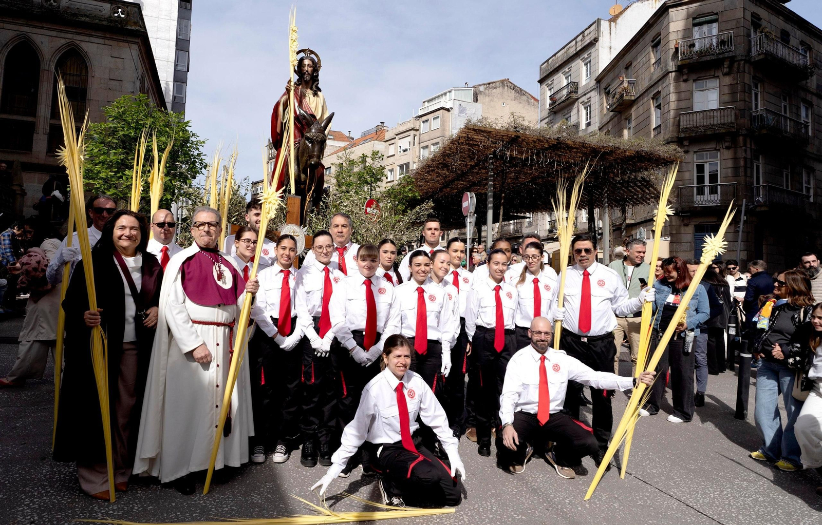 Galería | La Borriquita llena de fe y color las calles de Vigo