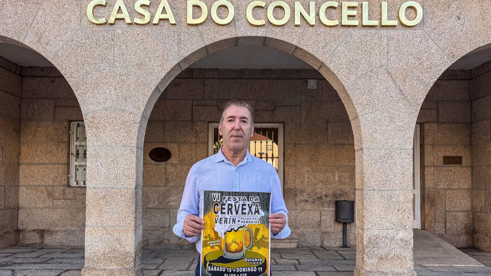 Manuel Lorenzo, concelleiro de Feiras, Transporte e Xuventude de Verín, muestra el cartel del evento.