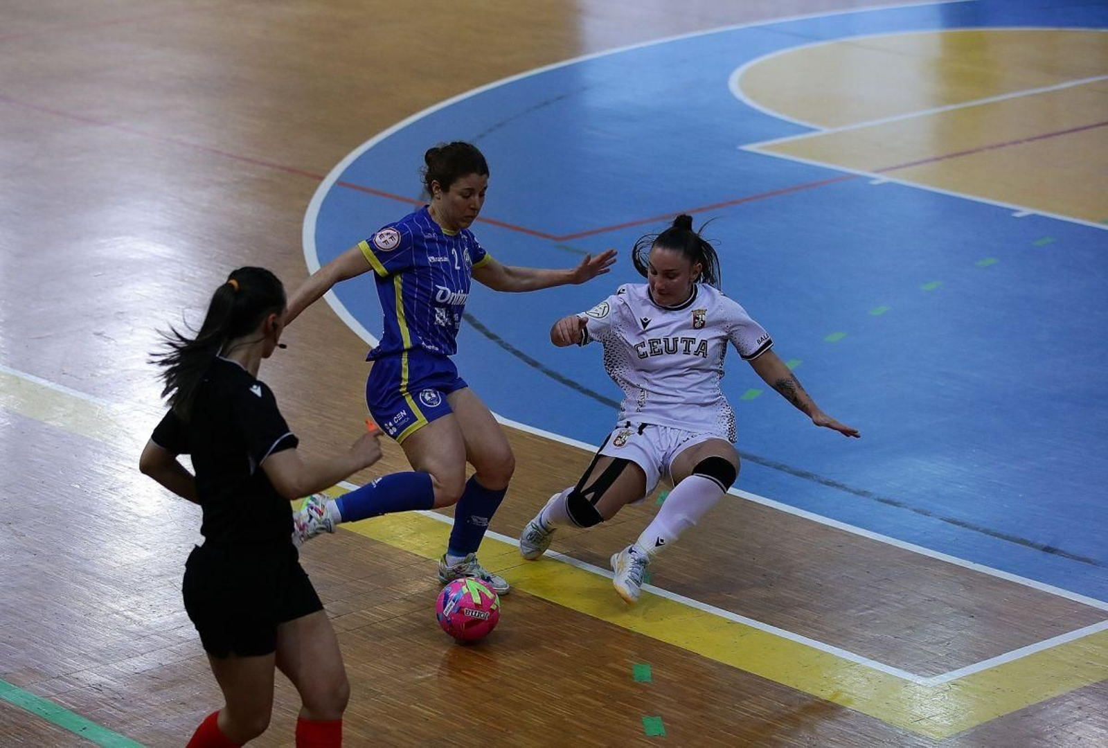 Ana Rivera busca en pase ante la presión del Ceuta.