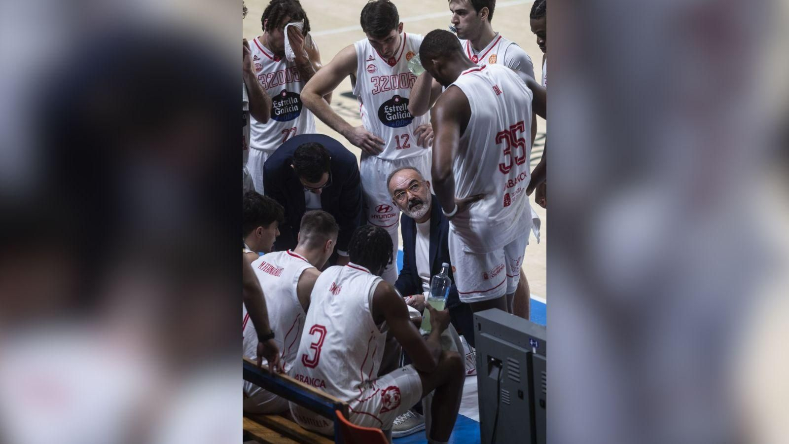 Moncho López, con sus jugadores en un tiempo muerto.