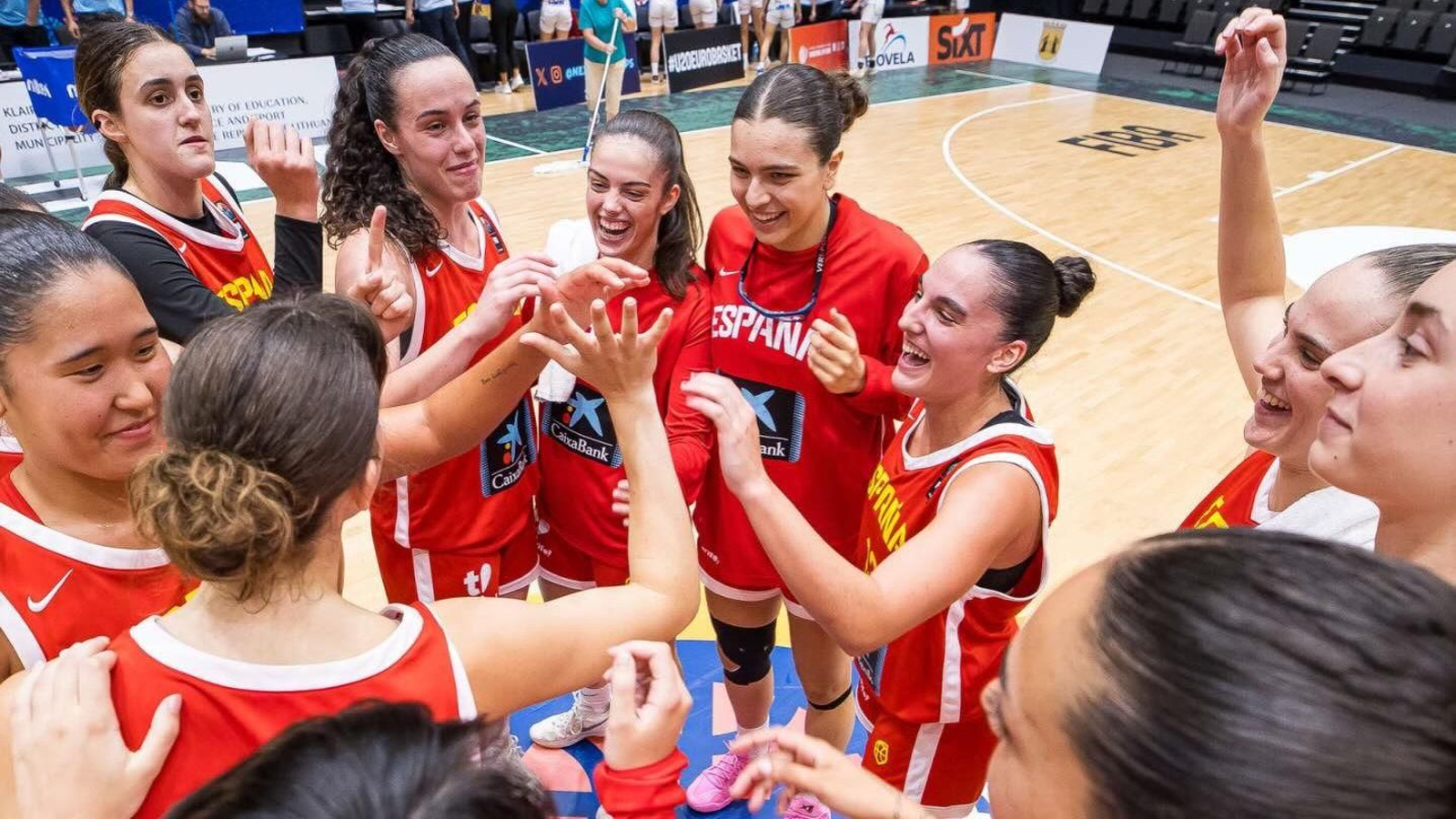 Paula Salinas, en el centro, celebrando ayer la victoria de España ante Croacia (55-88).