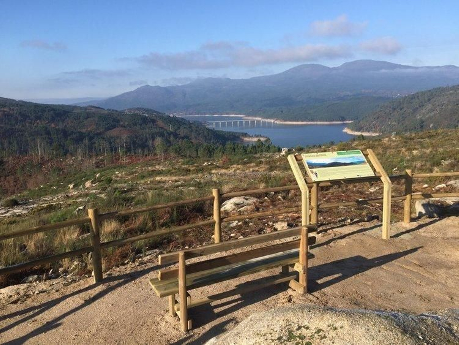 La ruta incluye un mirador hacia el embalse de Lindoso