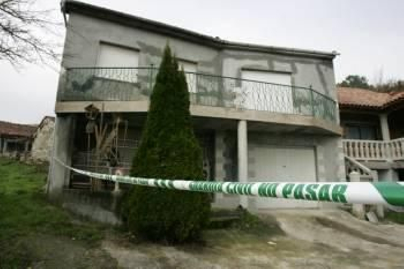 La vivienda precintada de Santiago Yáñez Iglesias, en As Caldas de Partovia.  (Foto: Marcos Atrio)