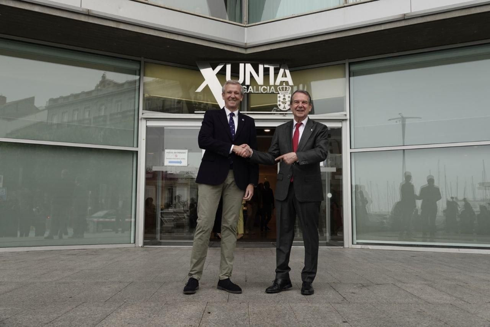 Alfonso Rueda y Abel Caballero antes de su reunión. // Vicente Alonso