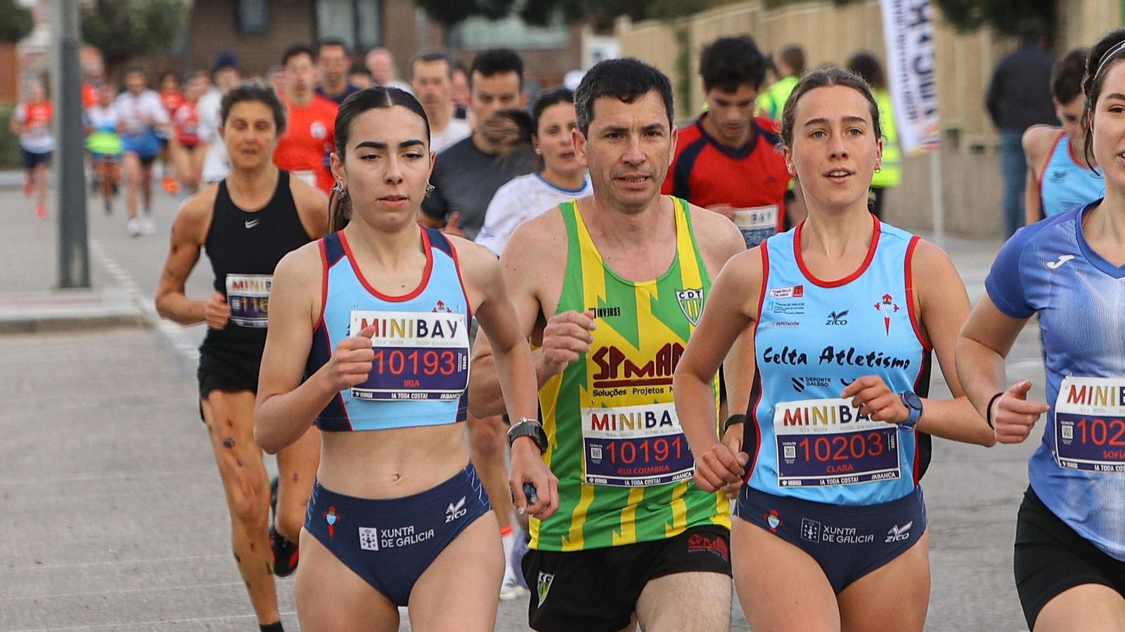 Clara e Iria, del Celta, avanzan en un momento de la prueba de ayer.