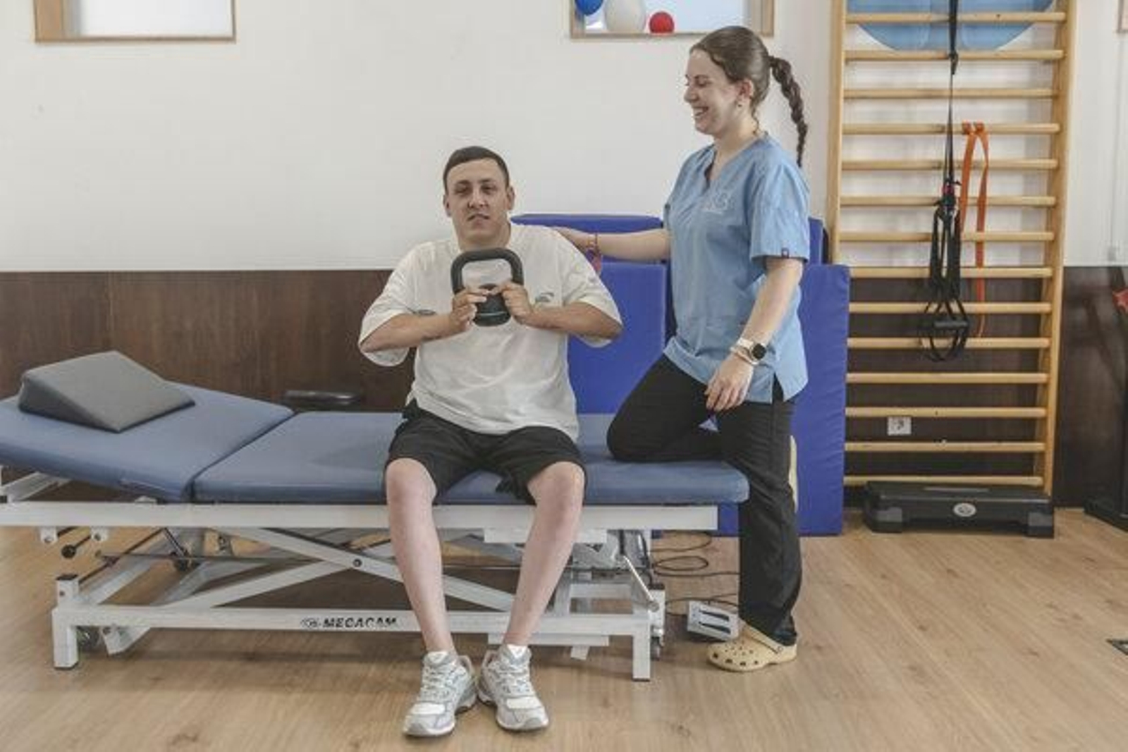 María e Yago en sesión de rehabilitación en el centro NeuroBurgas.