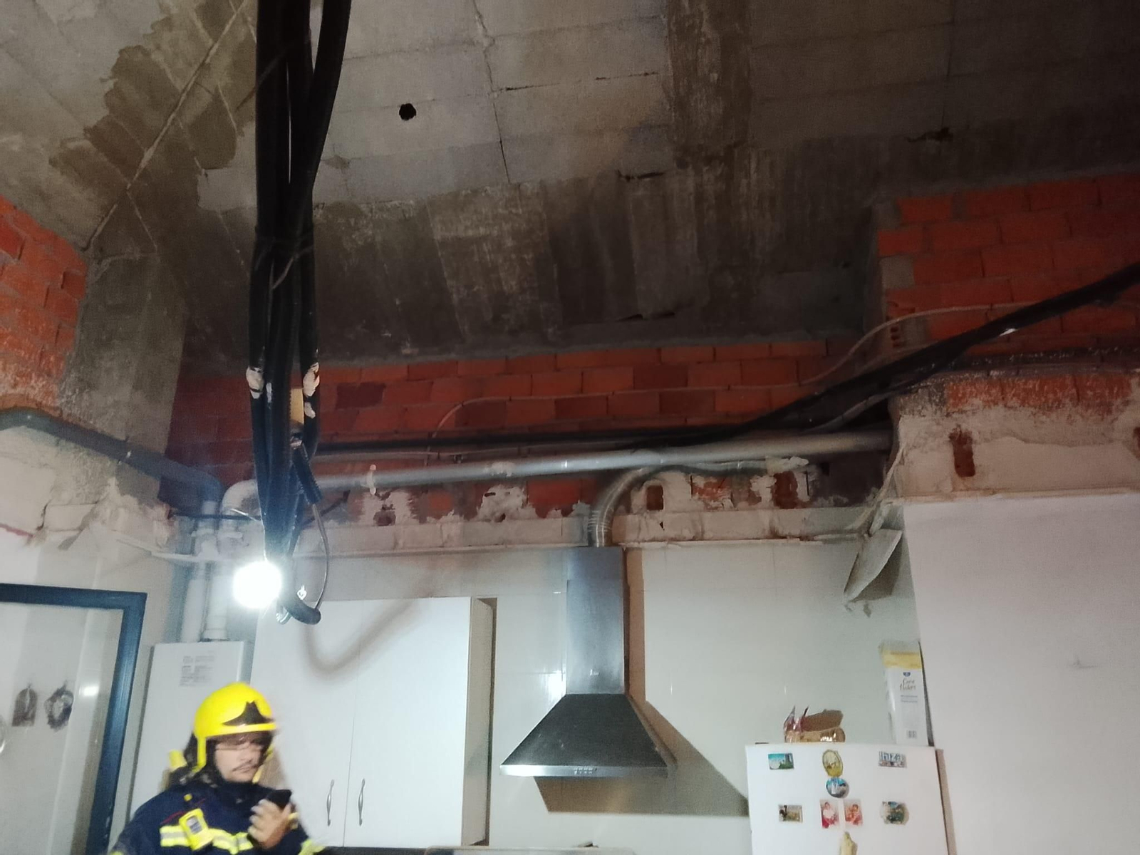 Galería | Así quedó el piso de la señora de A Valenzá que se salvó por segundos del derrumbe