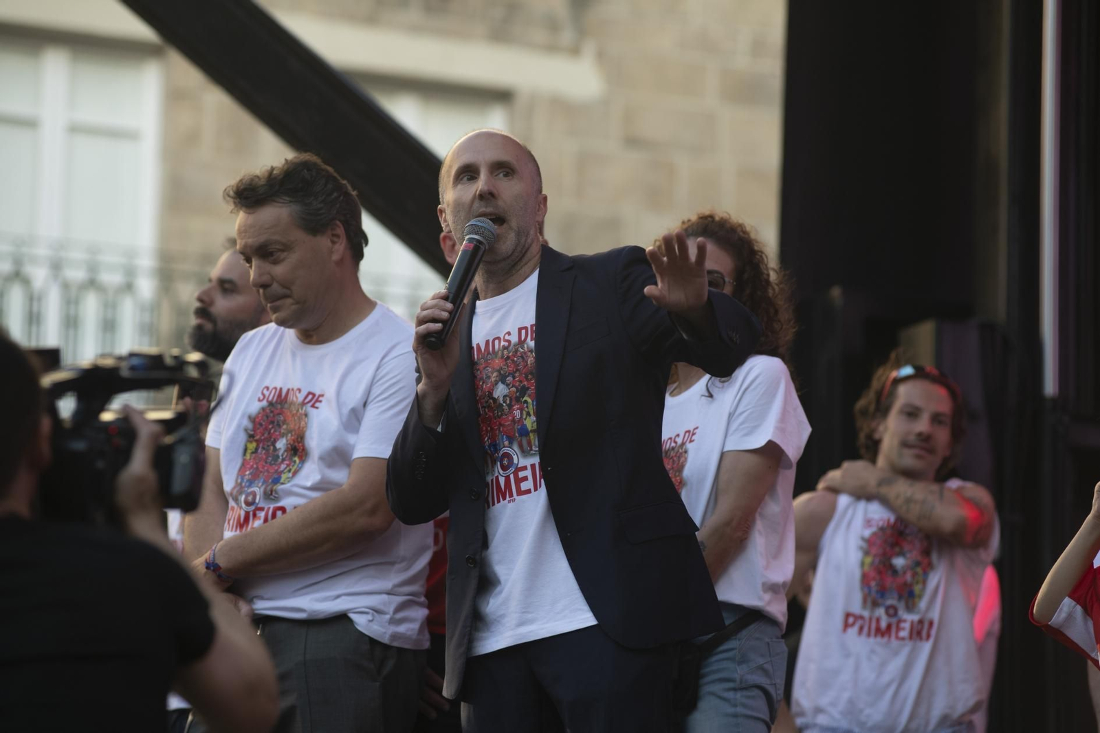 Galería | La aplaudida acogida de los unionistas a la UD Ourense contrasta con la pitada a Jácome en la Plaza Mayor, en fotos