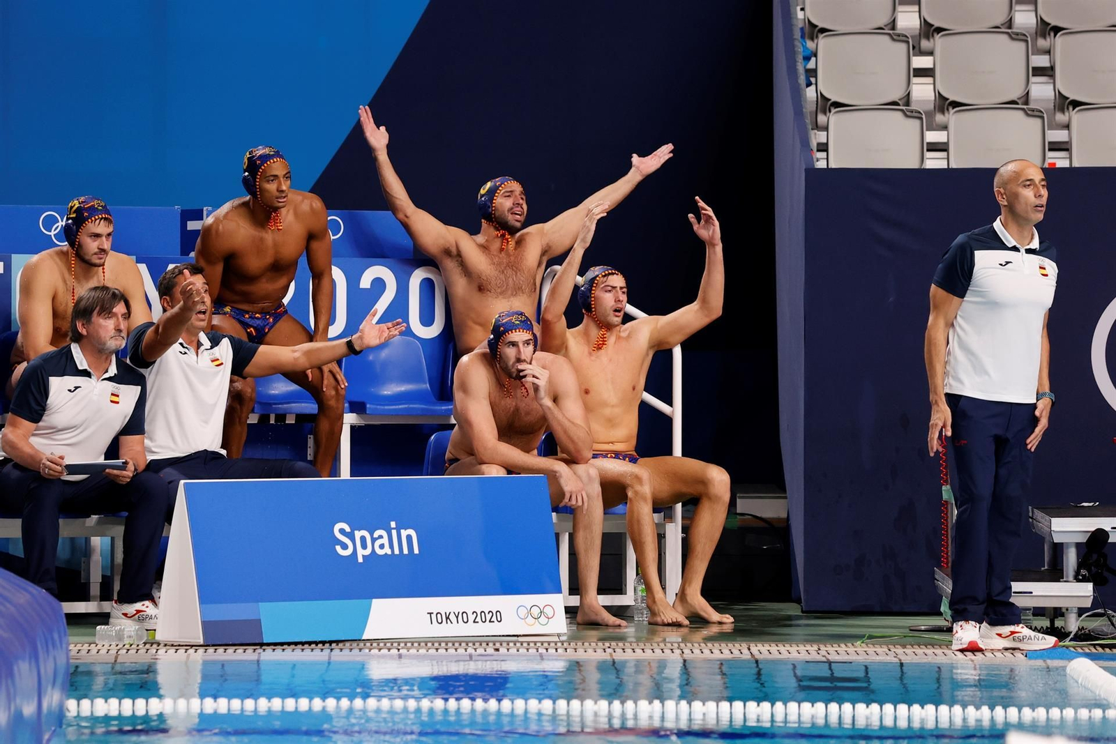 El banquillo de España, en la semifinal ante Serbia. // EFE