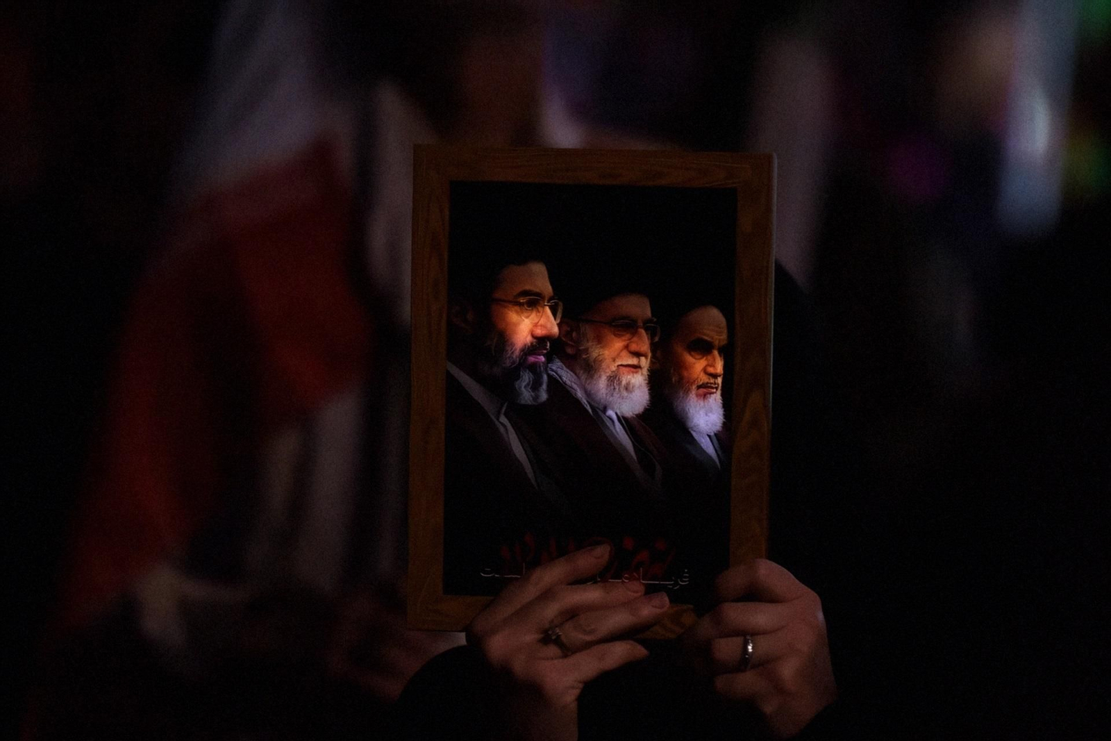 Cartel con una imagen de los líderes supremos de Irán