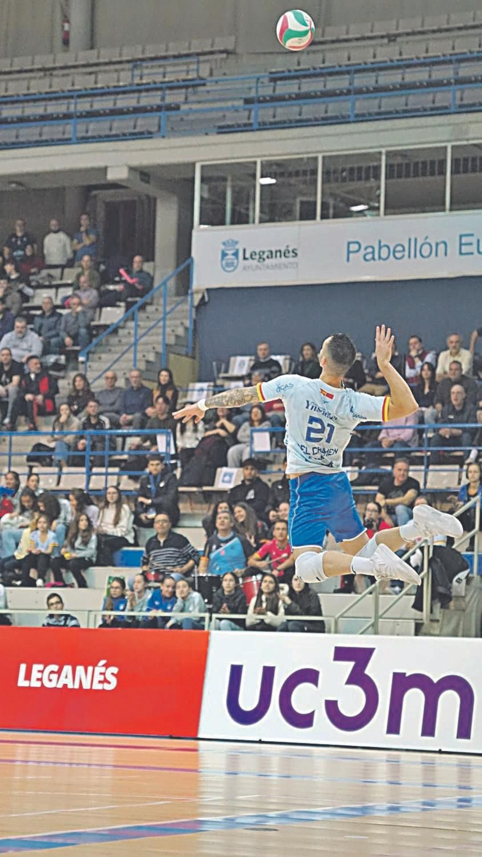 Gabriel del Carmen, a punto de sacar en un partido de la temporada pasada con su club, el Leganés.