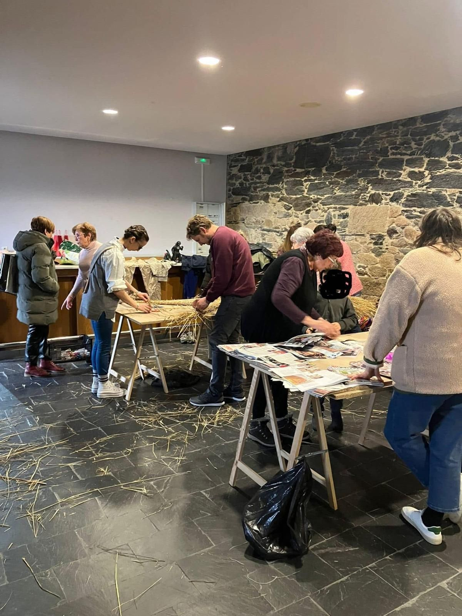 Galería |  A Gudiña crea de nuevo sus  figuras del Entroido