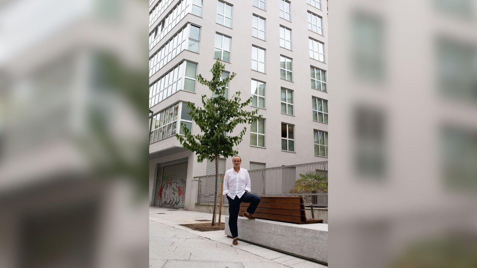 José Benito López, delante del edificio pendiente de licencia.