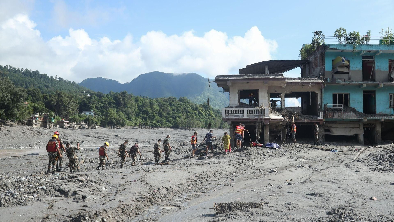 Los equipos de rescate buscan a desaparecidos entre los restos provocados por la devastadora riada del río Bhotekoshi en Nuwakot, Nepal.