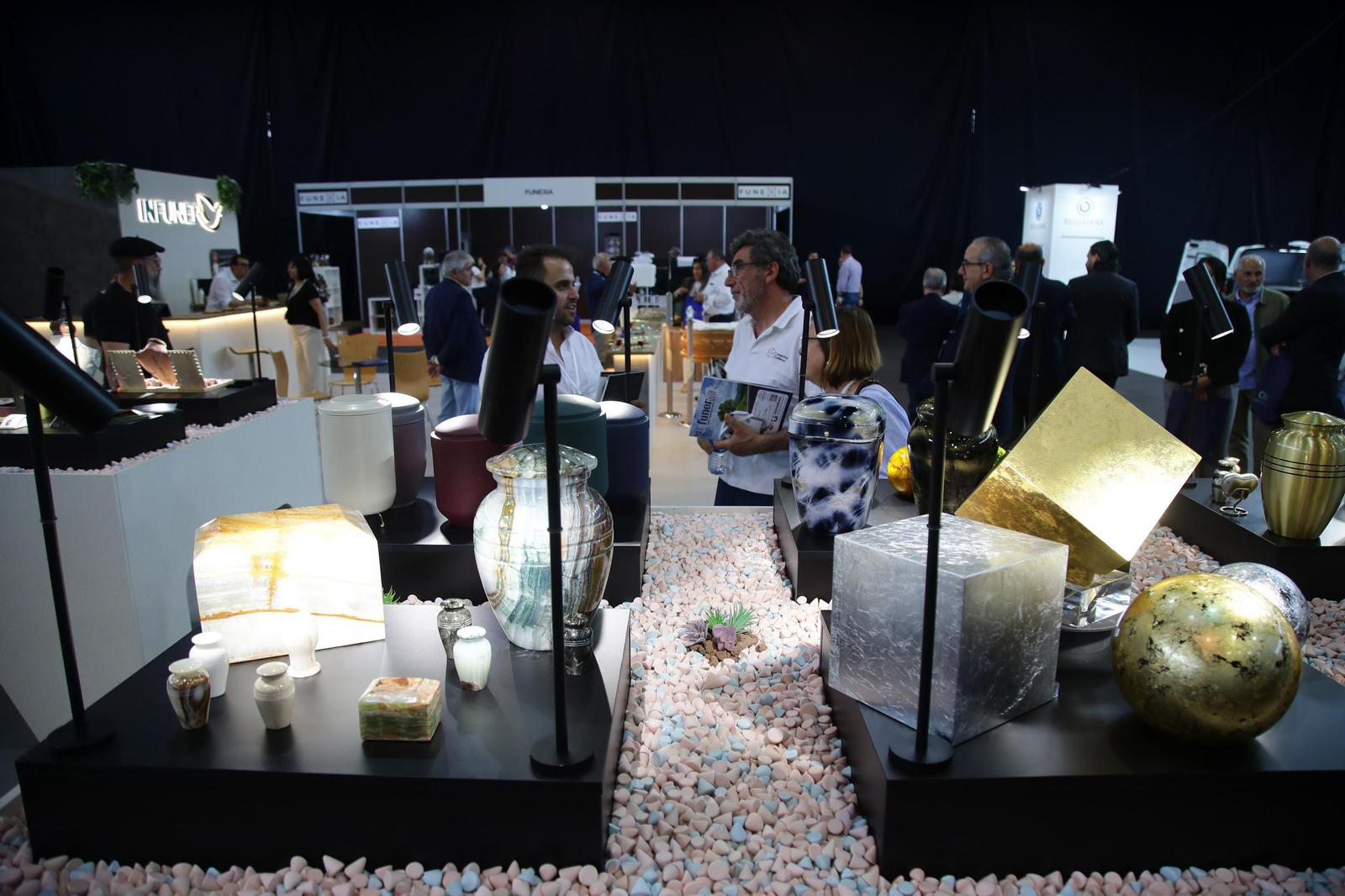 Galería | Las ultimas tendencias en ataúdes y urnas se muestran en Funergal
