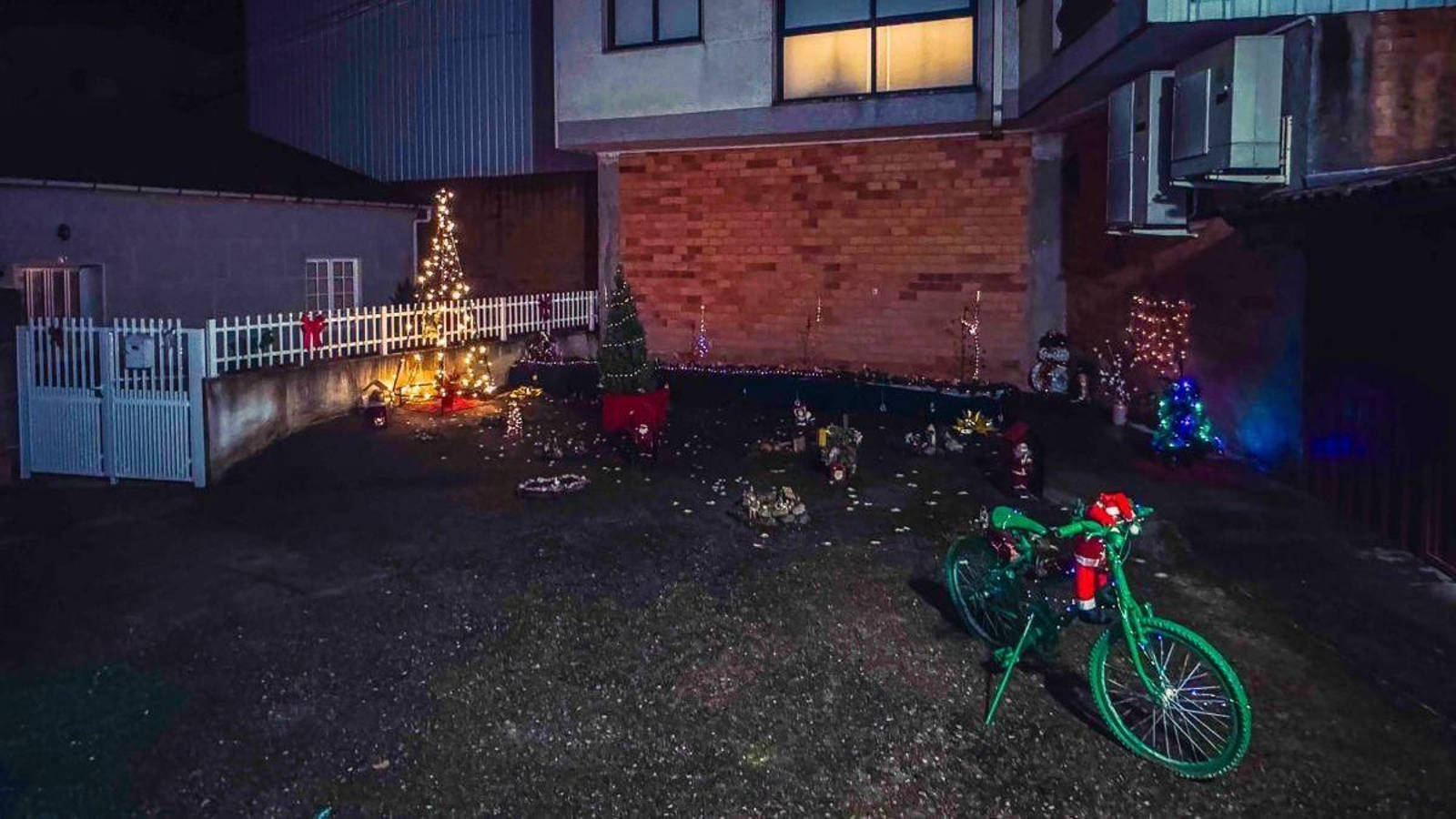 La decoración navideña de este año hecha por los vecinos de la Plaza de la Barronca.