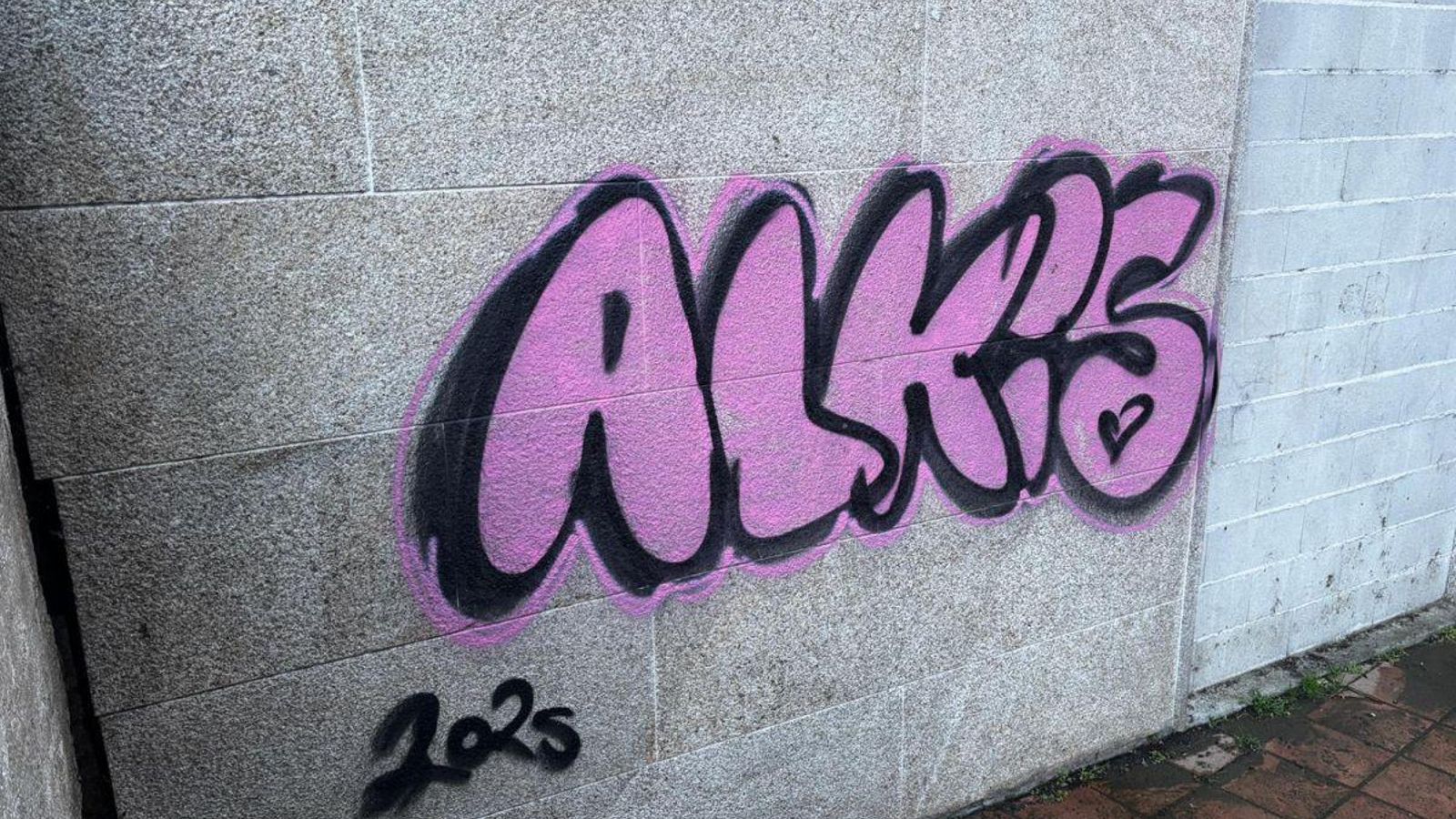 Otro tag de Alkis, esta vez en la calle Dos de Mayo.