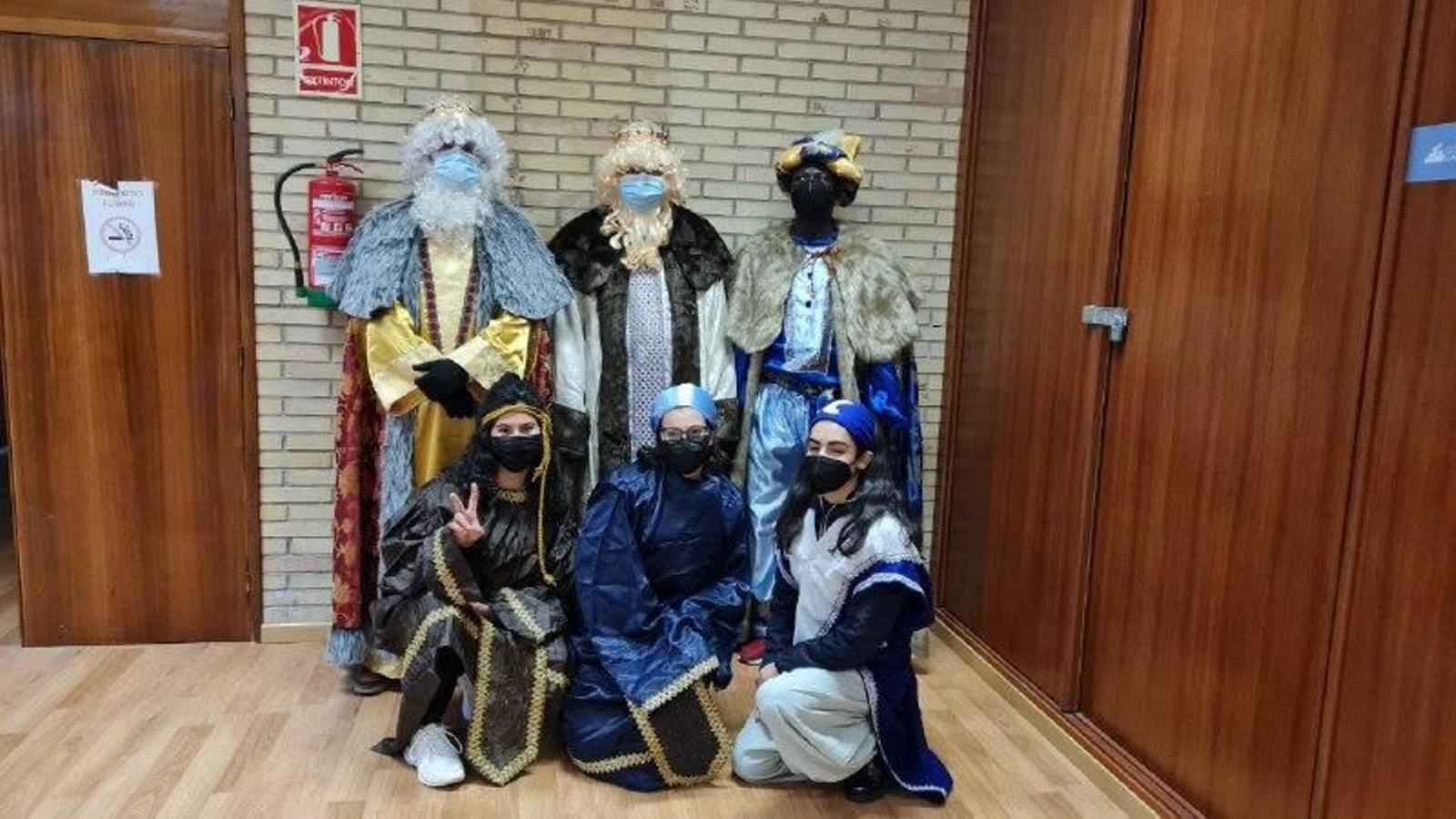 MANZANEDA. Los Reyes Magos  salían a las 18,00h del patio del colegio recorriendo el pueblo hasta su llegada al centro de día. Pararon en la Praza do Concello para hacer la ofrenda de oro, incienso y mirra al niño Jesús. Al llegar al centro de día recibían a los niños terminando con una chocolatada. // R. Martínez