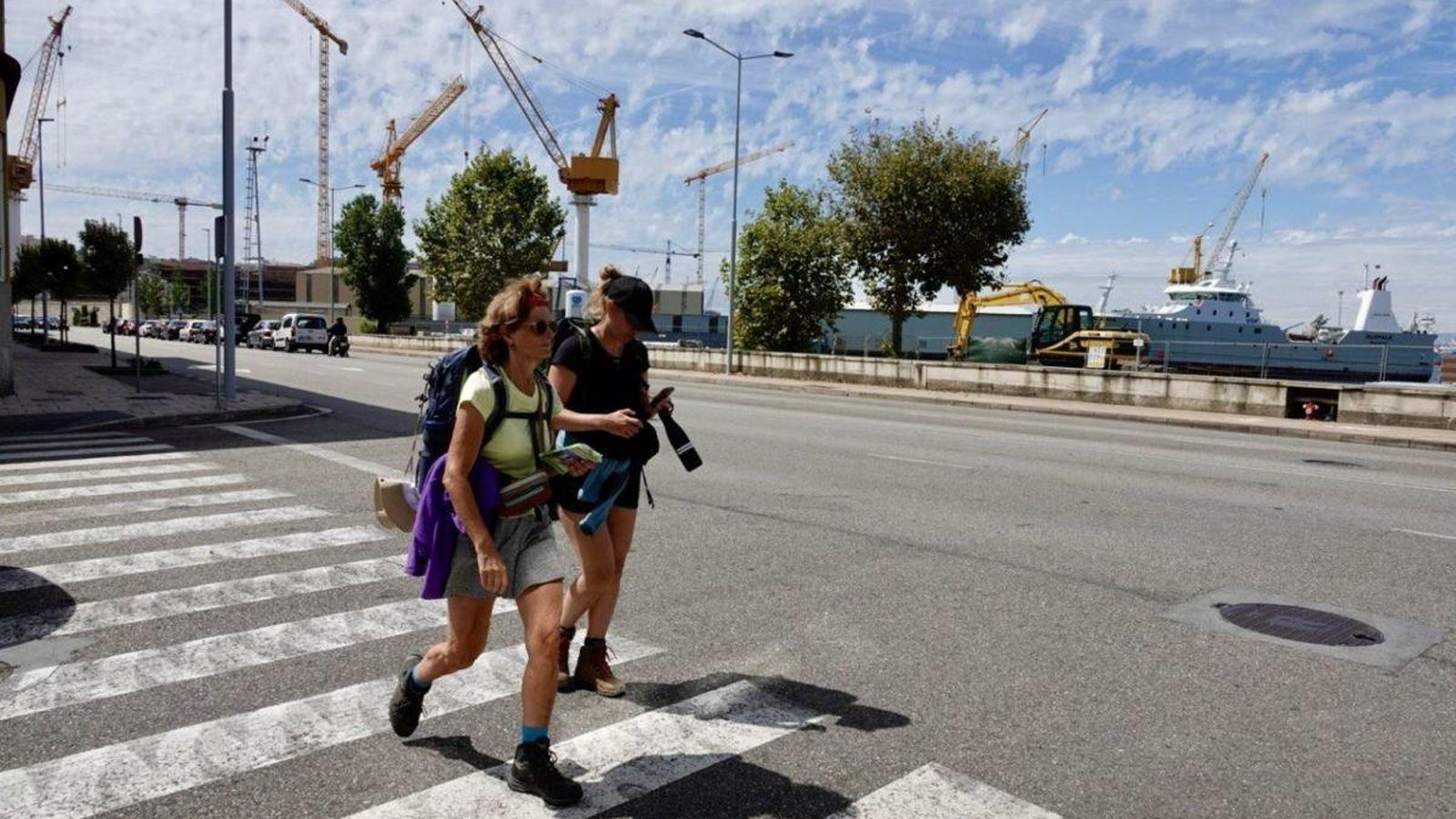 Dos peregrinas atravesando ayer Beiramar, en el tramo del Camino de la Costa que cruza por el centro de Vigo hacia Redondela y Santiago.