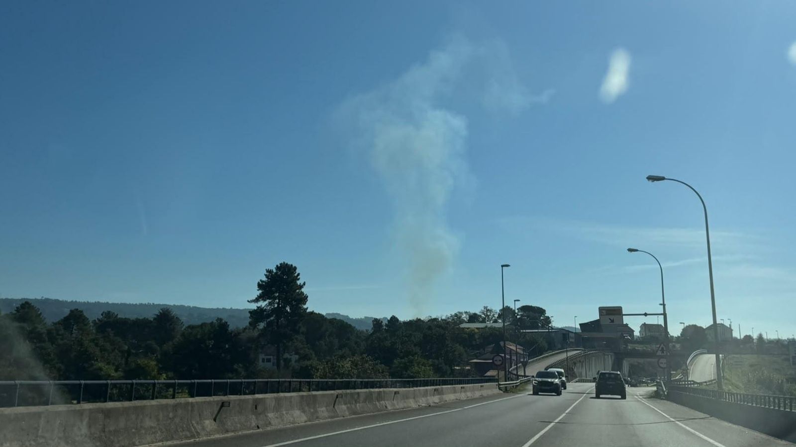 La columna de humo visible desde la ciudad de Ourense.