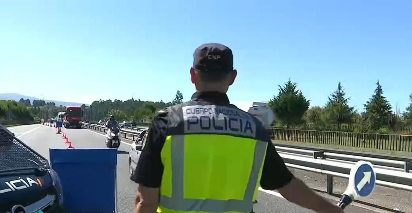 Imagen de un control policial, ayer, en el viejo paso fronterizo entre Valença y Tui.