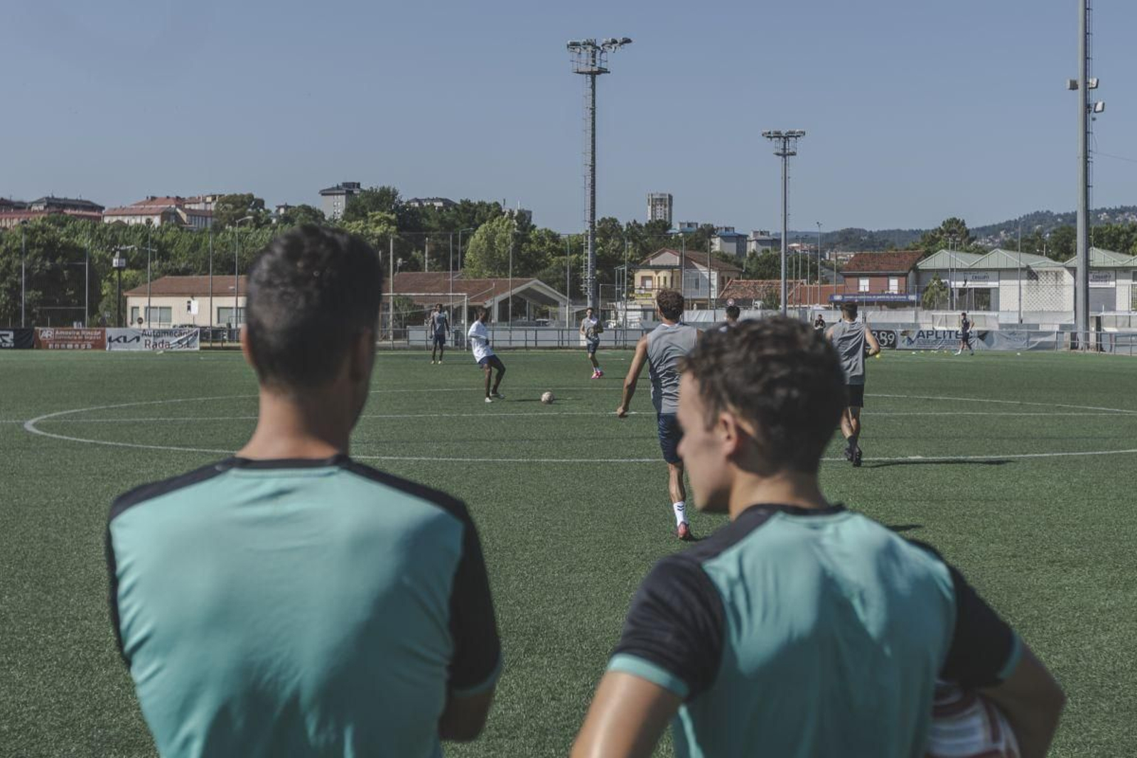 Entrenamiento del Ourense CF en el campo municipal de Oira.