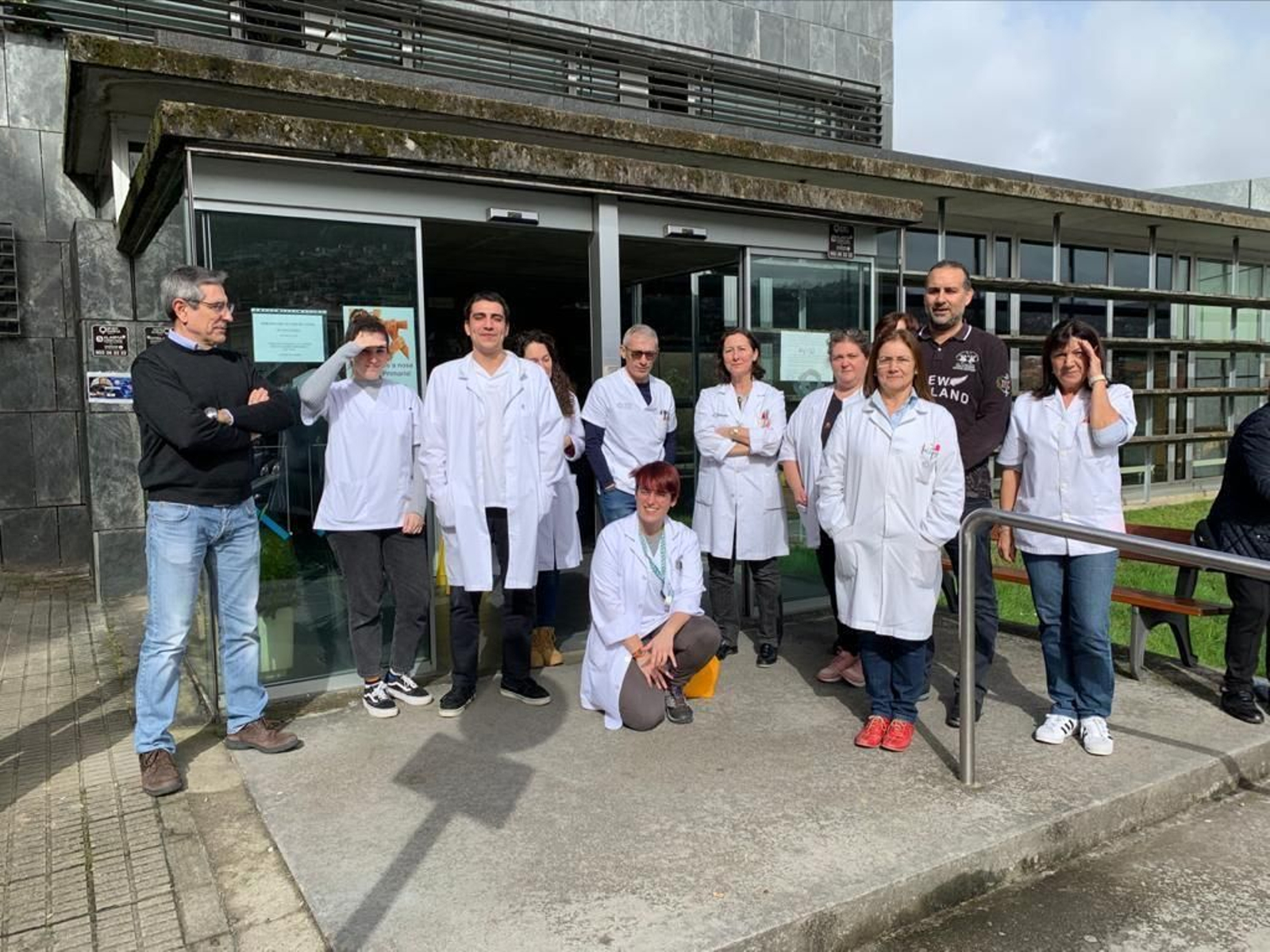 Concentración el pasado jueves por la mañana ante el centro de salud de Teis.