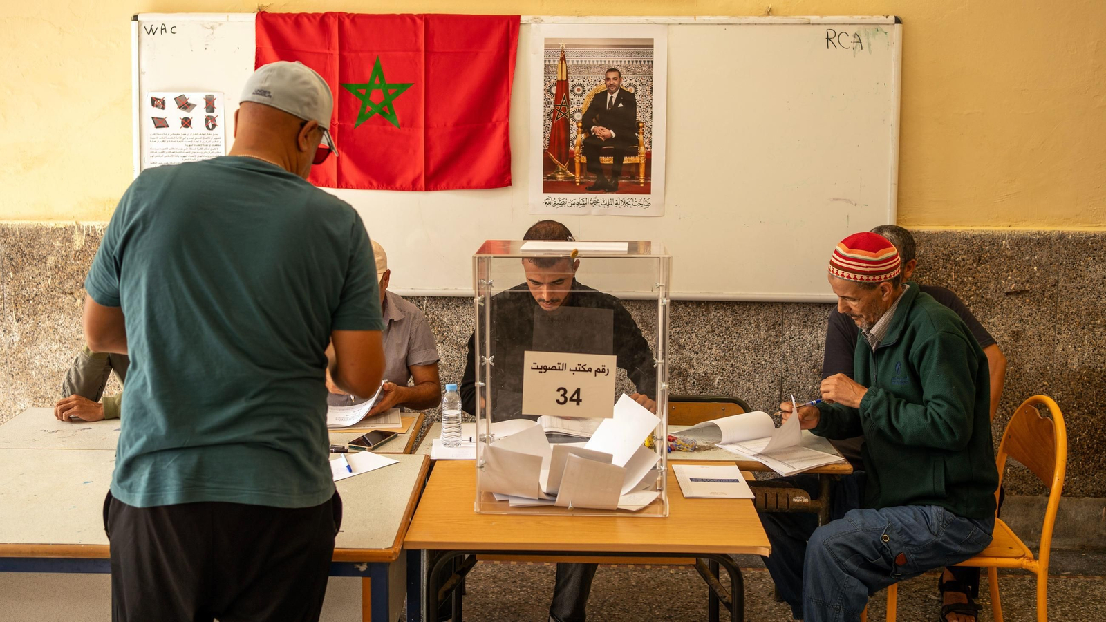 Una persona vota en las elecciones legislativas celebradas en Marruecos el 23 de septiembre de 2026