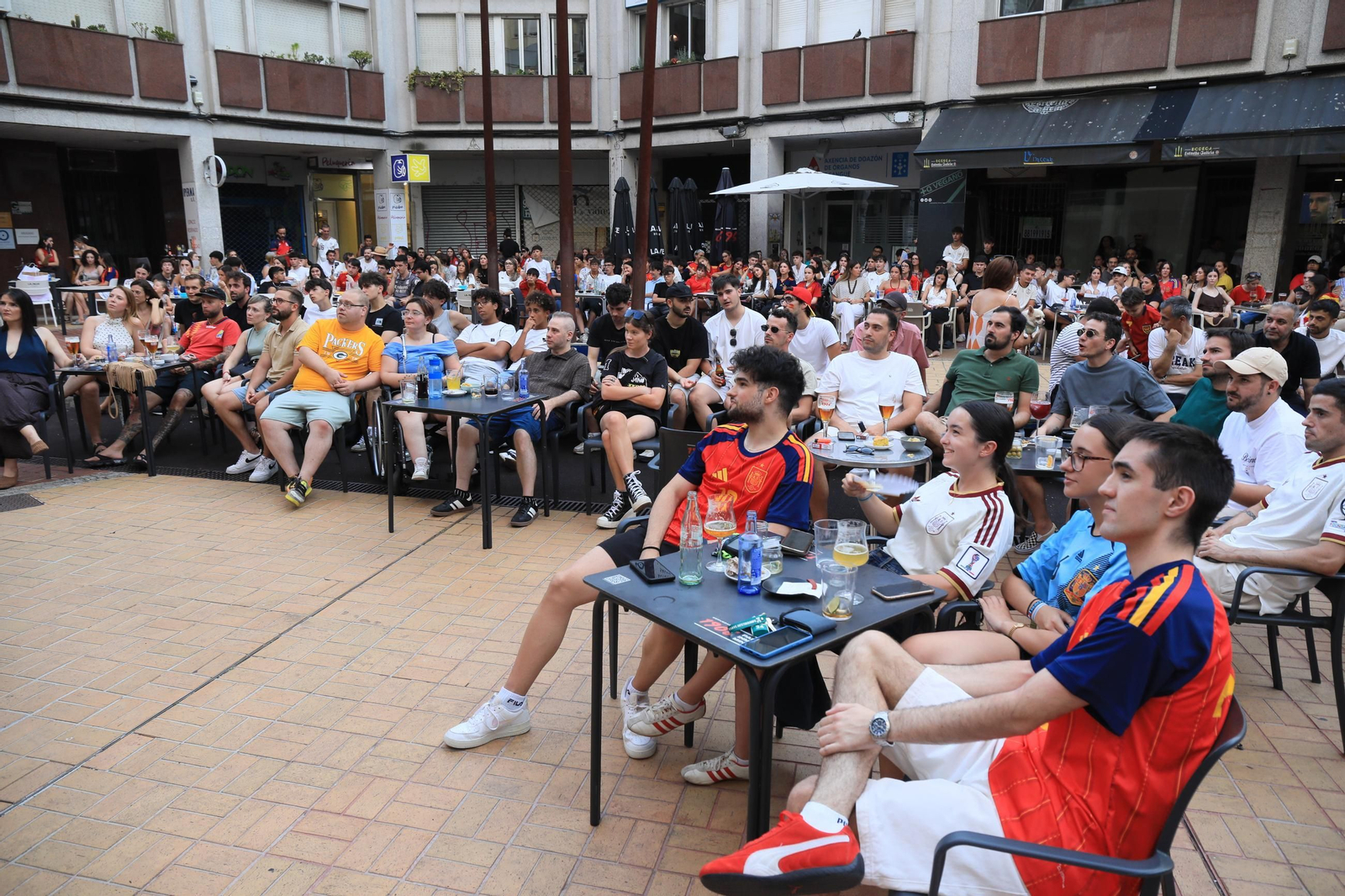 Galería | Ambiente y expectación en las terrazas de Ourense para disfrutar del partido de la selección española ante Portugal , en fotos