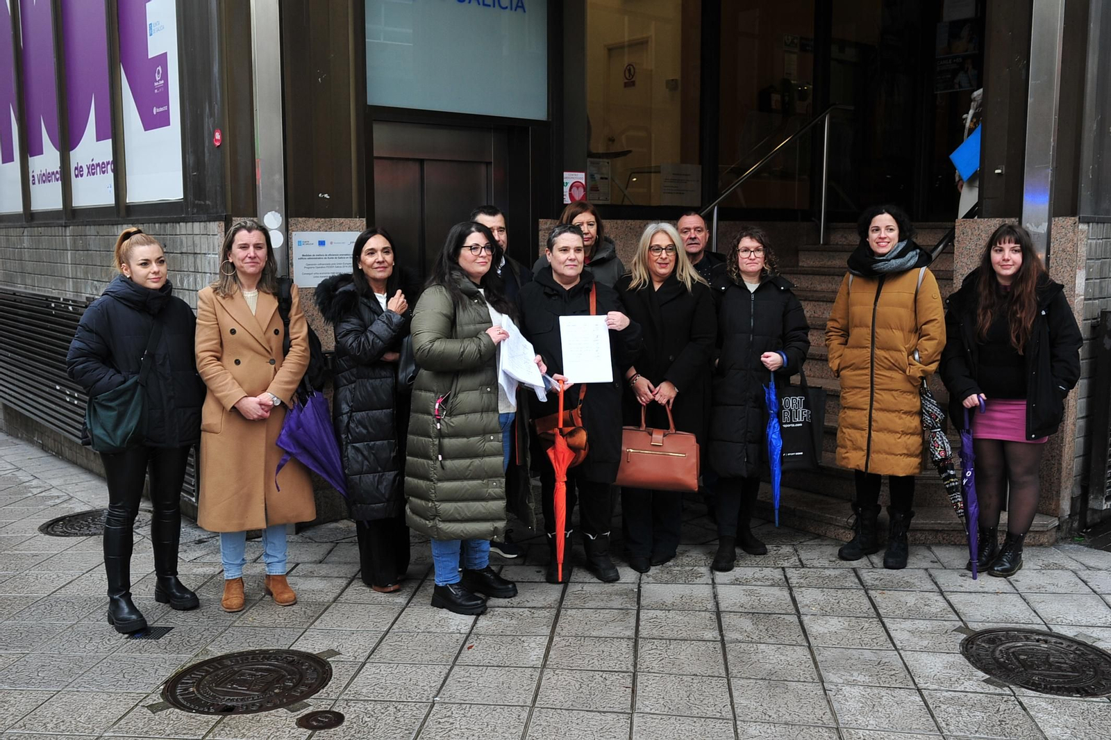 Miembros de la Plataforma en defensa del CEIP Manuel Luis Acuña y representantes políticos.