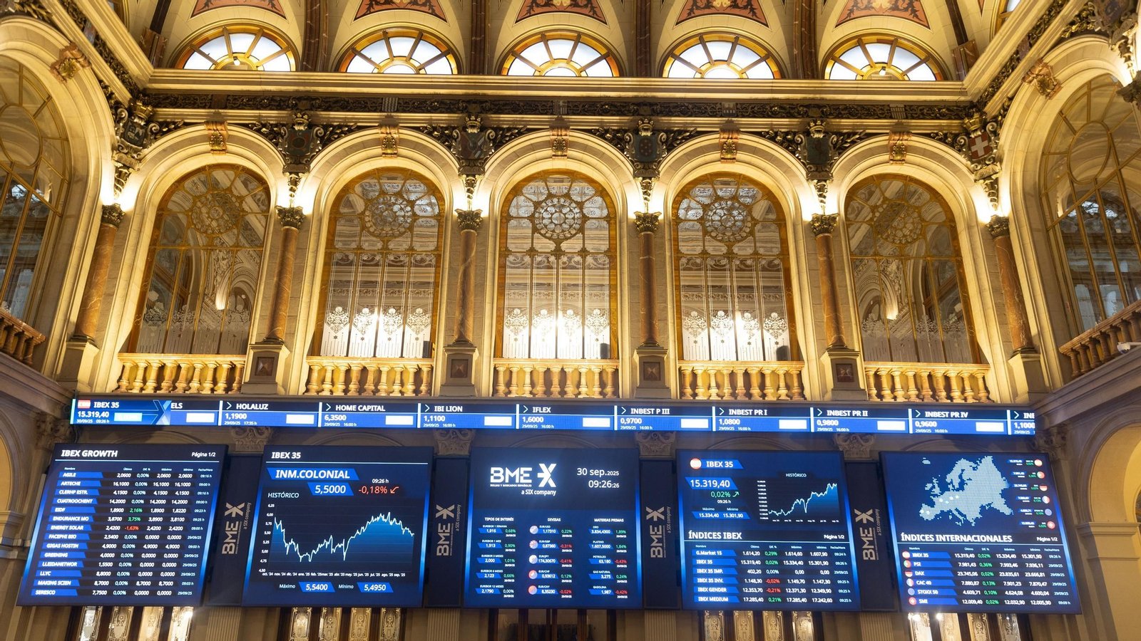 Paneles digitales en el Palacio de la Bolsa de Madrid