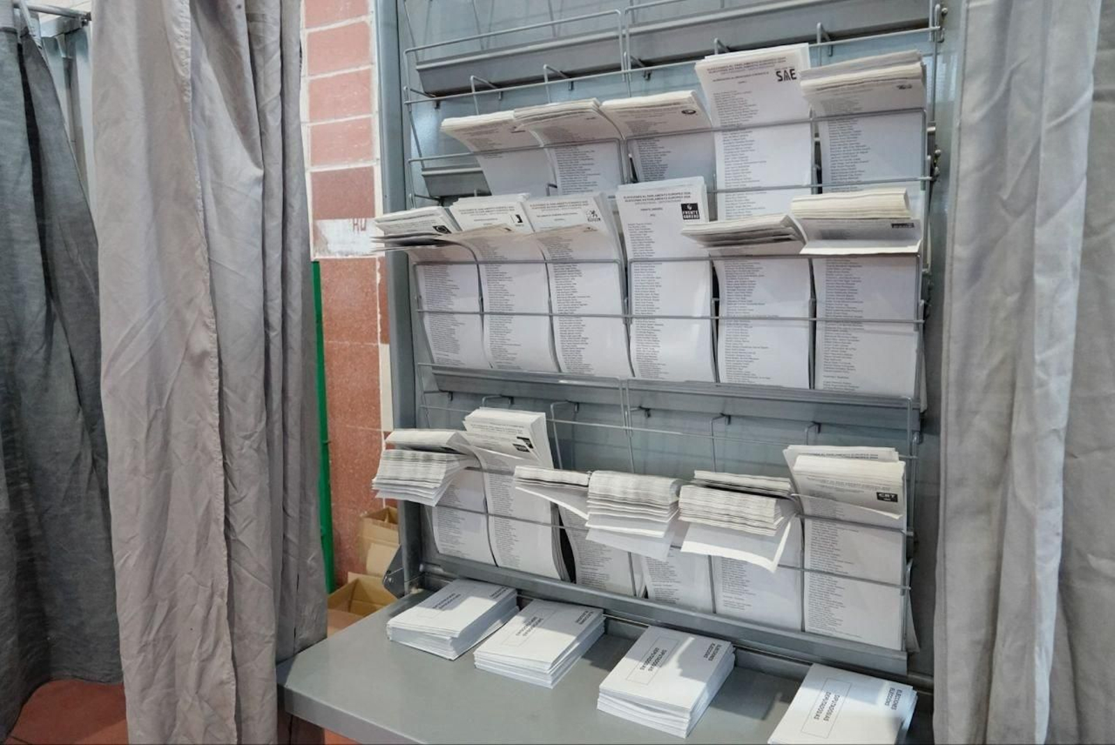 Las papeletas en una cabina para elegir el voto de manera secreta.