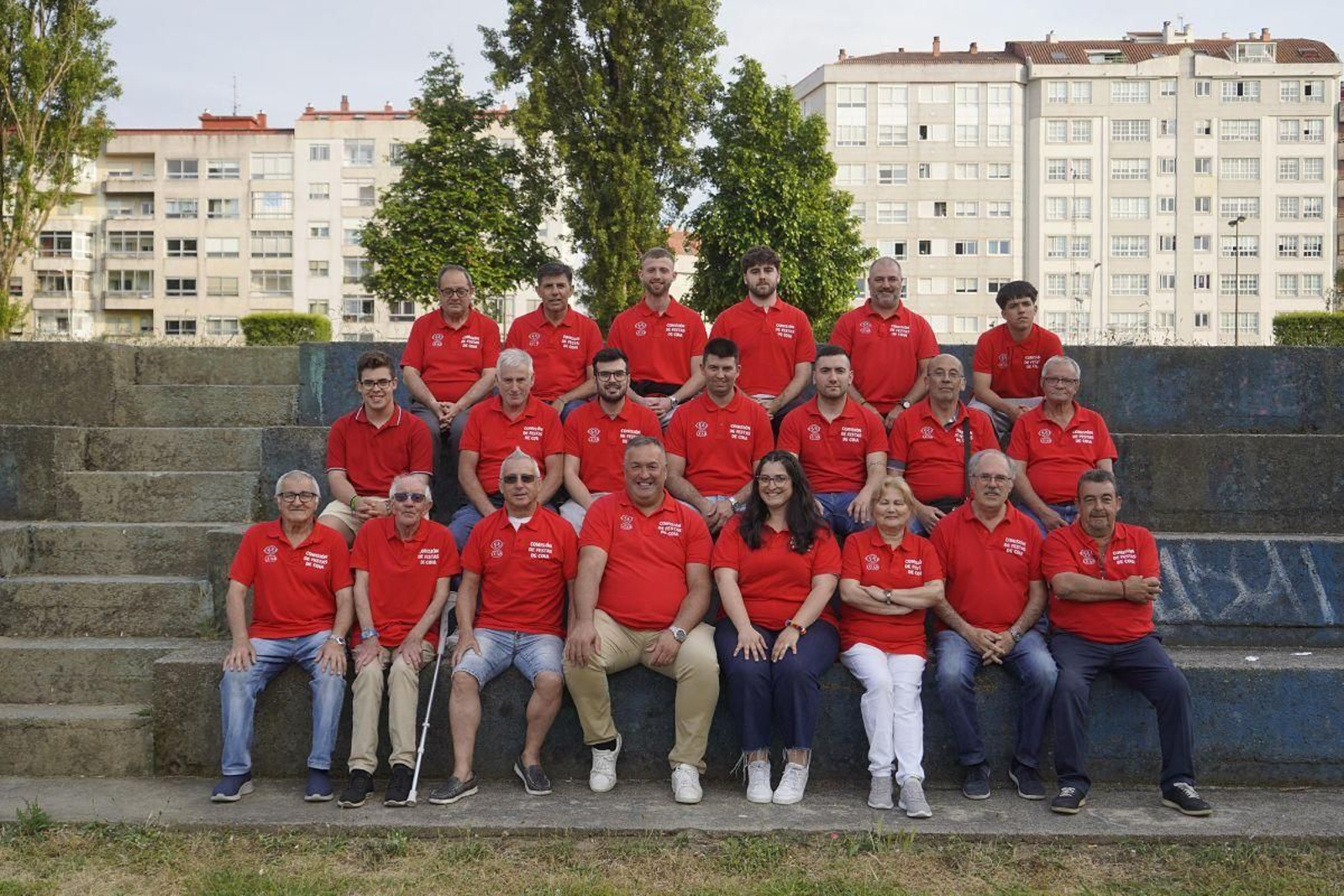 Integrantes de la comisión de fiestas de Coia, en el recinto donde actuarán las orquestas.